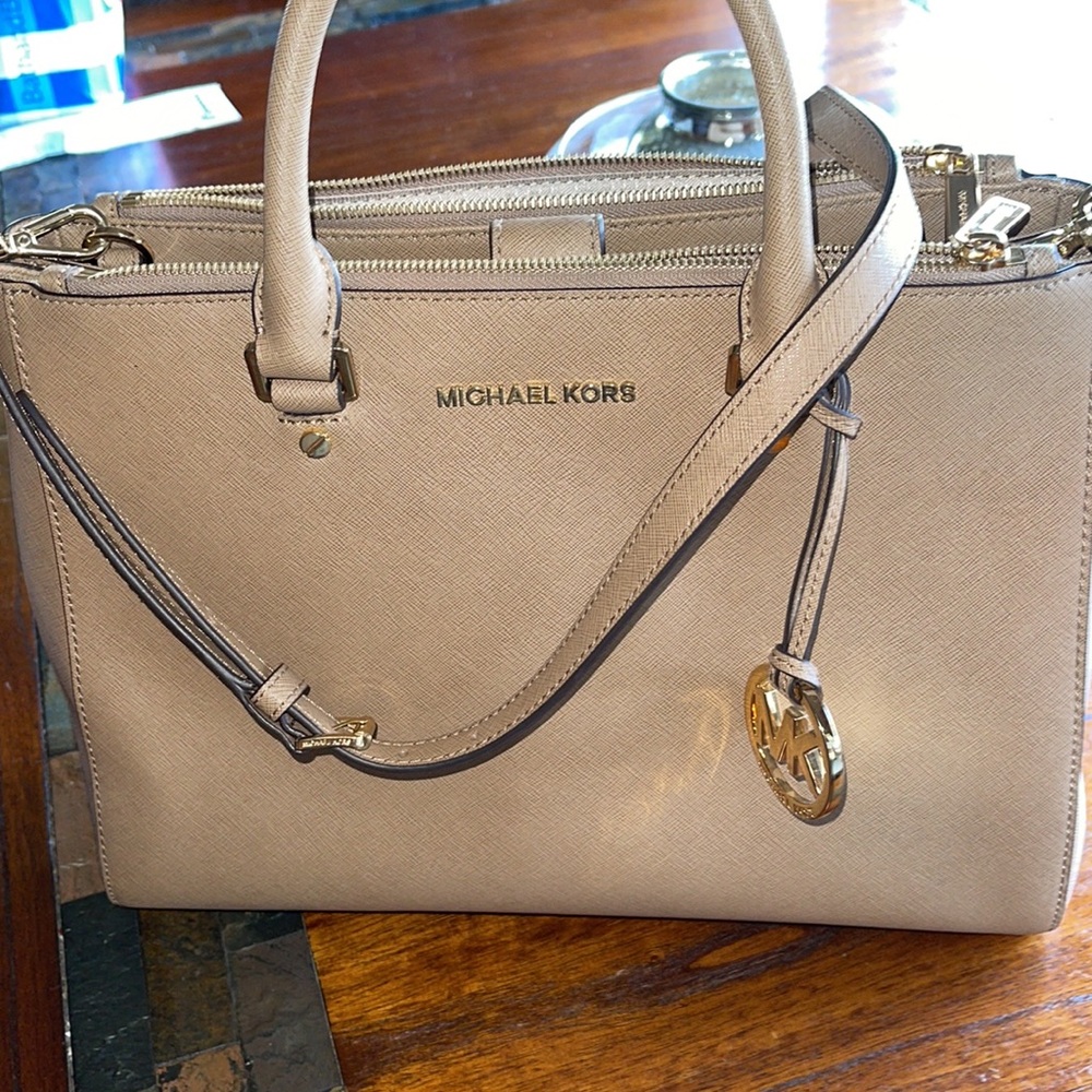 Gorgeous Michael Kors Sutton LG satchel purse perfect - Picture 2 of 11
